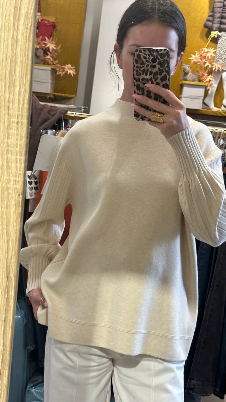 Straight silhouette jumper