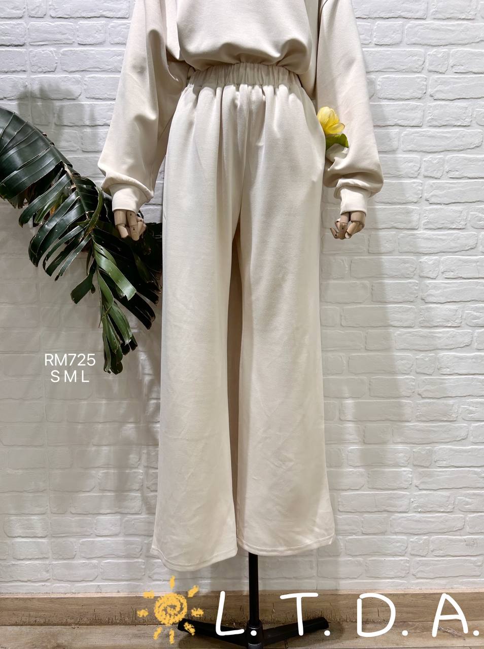 Trousers in the style of sports chic