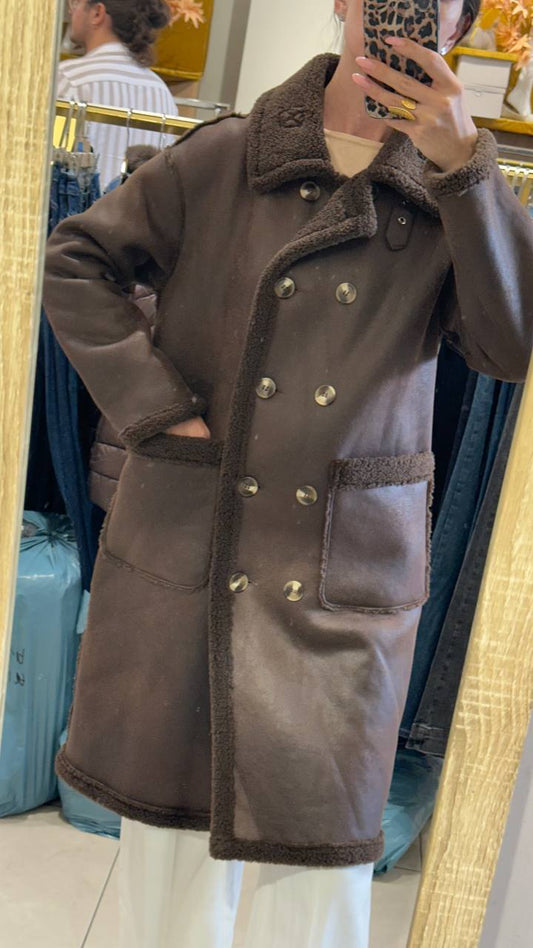 Straight silhouette shearling coat.