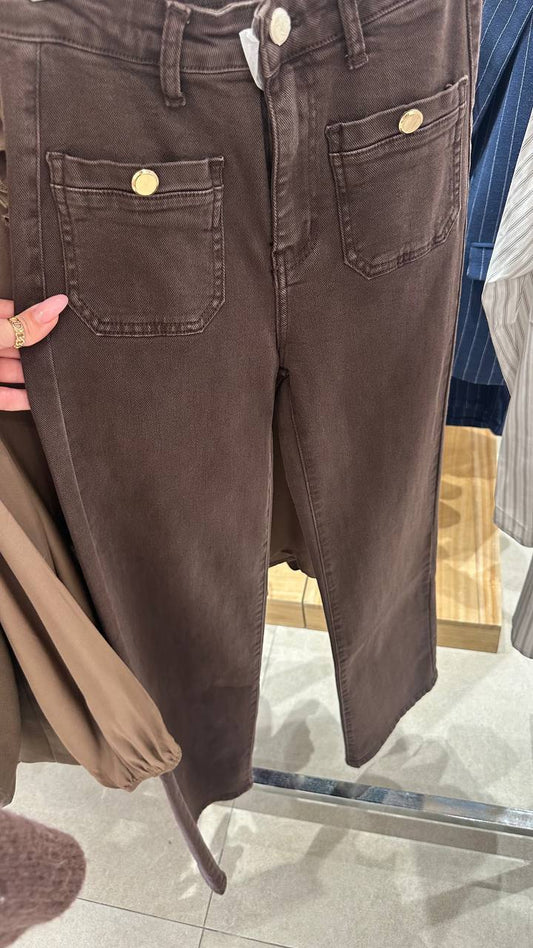 A set of blouse and classic jeans.