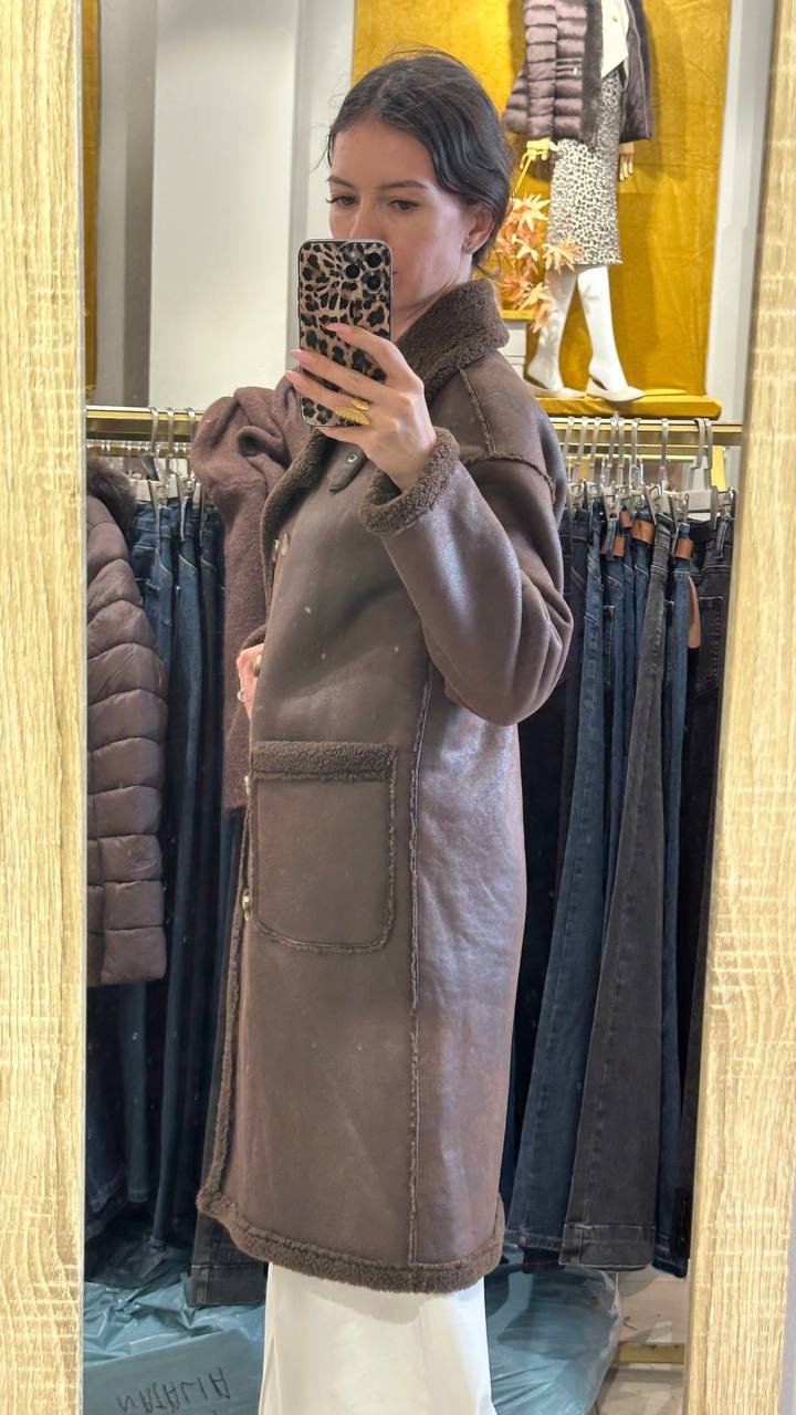 Straight silhouette shearling coat.