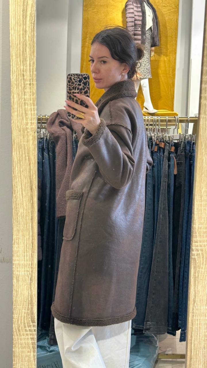 Straight silhouette shearling coat.