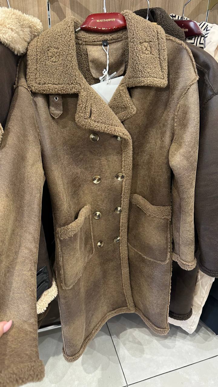 Straight silhouette shearling coat.