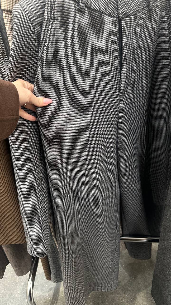 Tight-fitting trousers with small herringbone pattern