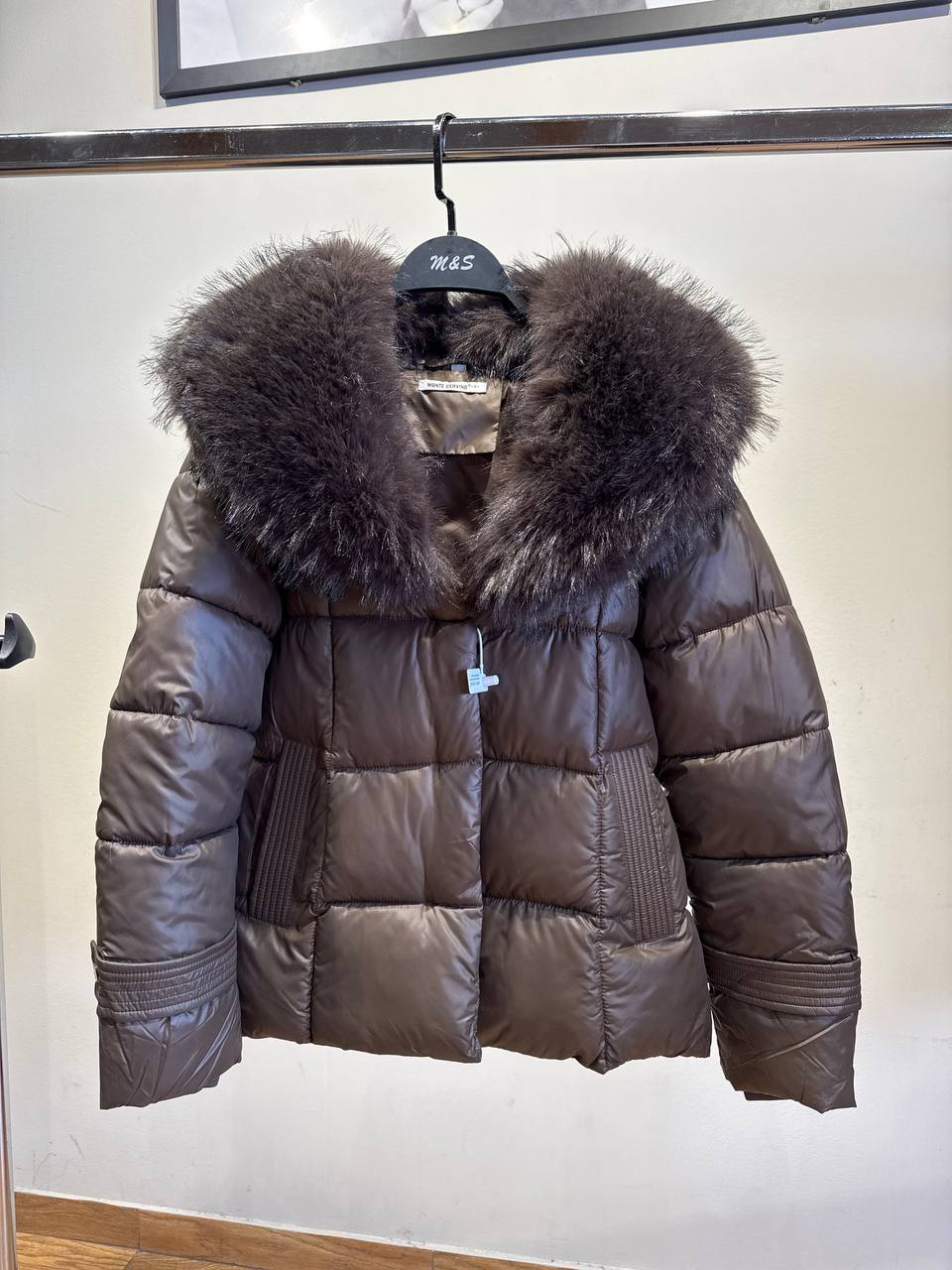 Jacket with a voluminous collar made of eco-fur