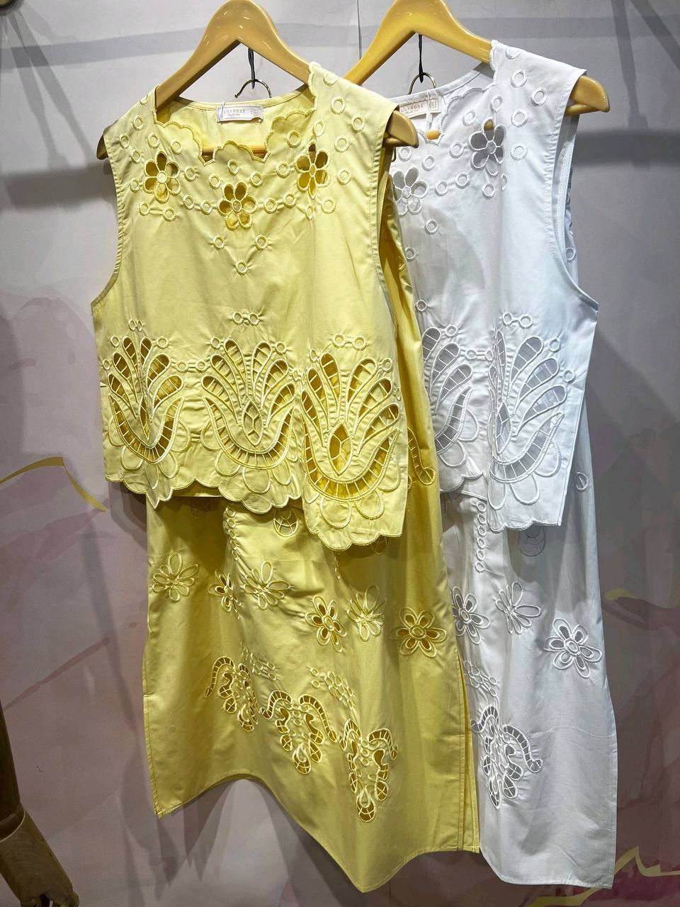 Suit with embroidery on cotton