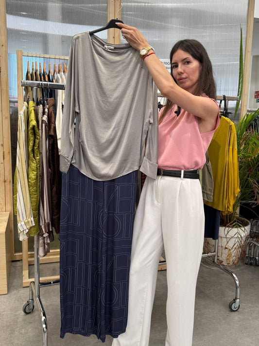 Elegant silk blouse and viscose silk trousers.