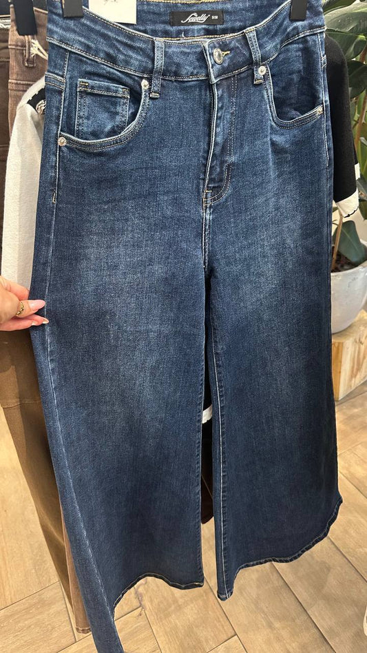 Palazzo jeans in a classic color.