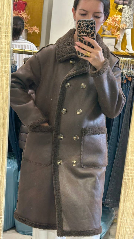 Straight silhouette shearling coat.