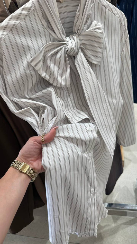 A set of blouse and classic jeans.
