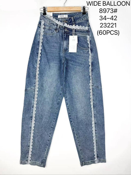 Baggy jeans with lace