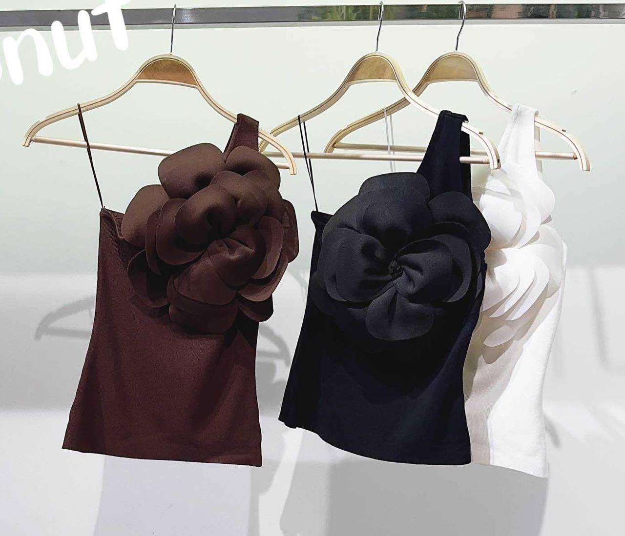 Blouse with an accent flower