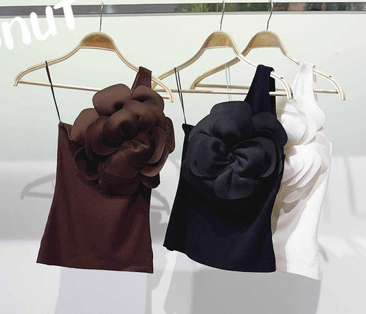 Blouse with an accent flower