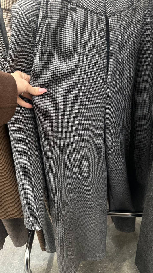 Tight-fitting trousers with small herringbone pattern