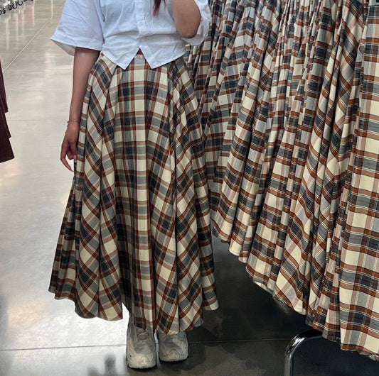 Midi's flared skirt